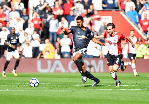 Southampton 0-1 Man Utd: Chiến thắng nhọc nhằn - 4
Cedric (phải) đeo bám Rashford (trái)
