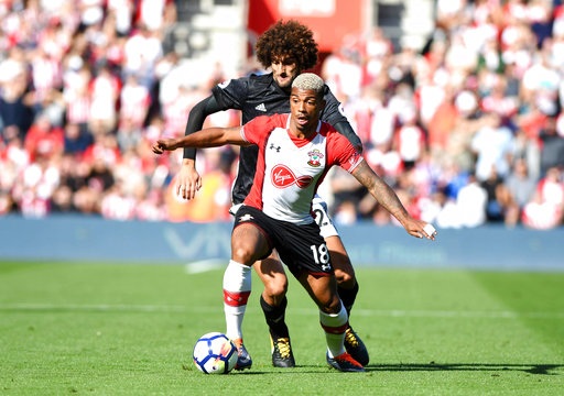 Southampton 0-1 Man Utd: Chiến thắng nhọc nhằn - 5
Fellaini (phía sau) đeo bám sát với Lemina (phía trước)
