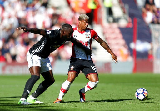 Southampton 0-1 Man Utd: Chiến thắng nhọc nhằn - 6
Romelu Lakaku (trái) tranh bóng với Mario Lemina (phải)