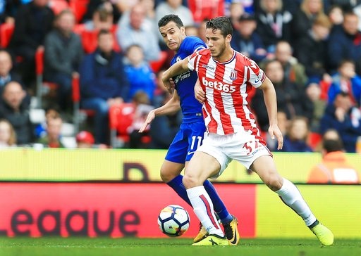 Morata lập hat-trick, Chelsea cuốn phăng Stoke City - 1
Pedro (trái) trong bóng với Sobhi (phải) trong trận đấu giữa Stoke và Chelsea