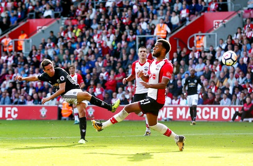 Southampton 0-1 Man Utd: Chiến thắng nhọc nhằn - 2
Herrera bỏ lỡ cơ hội ngon ăn để giúp MU ghi bàn thứ hai