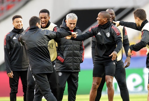 
Các cầu thủ MU khá vui vẻ khi tập luyện làm quen sân đấu tại Moscow
