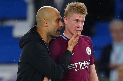 Man City sẽ tăng tốc, bỏ rơi "hàng xóm" MU? - 2
Guardiola (trái) đang giúp Man City thi đấu rất thăng hoa ở giai đoạn đầu mùa