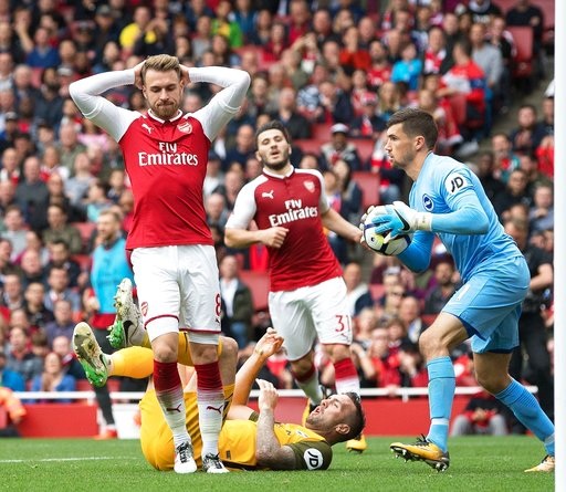 
Ramsey (trái) bỏ lỡ khá nhiều cơ hội ghi bàn
