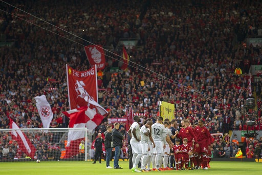 Liverpool 0-0 MU: Chia điểm nhạt nhòa - 8
Cầu thủ hai đội bước ra sân Anfield