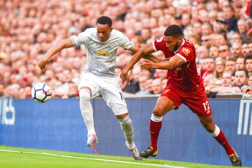 Liverpool 0-0 MU: Chia điểm nhạt nhòa - 7
Martial (trái) tranh bóng với Gomez (phải)
