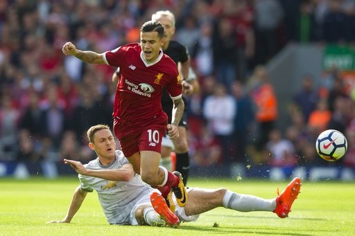 Liverpool 0-0 MU: Chia điểm nhạt nhòa - 6
Matic ngăn chặn pha đi bóng của Coutinho