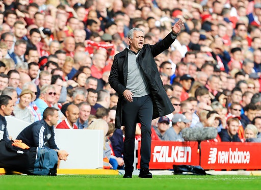 Liverpool 0-0 MU: Chia điểm nhạt nhòa - 5
Mourinho chỉ đạo học trò trong chuyến làm khách tại Anfield
