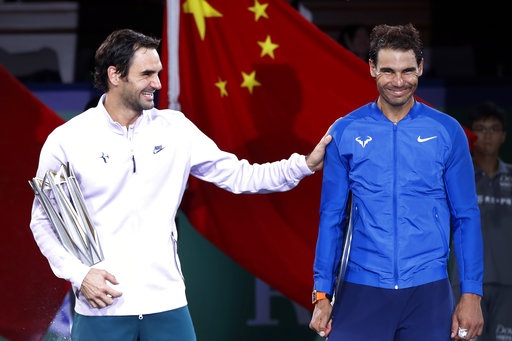 
Federer (trái) và Nadal (phải) rất vui vẻ sau trận đấu dù giữa họ đã phân định ranh giới người thắng, kẻ bại
