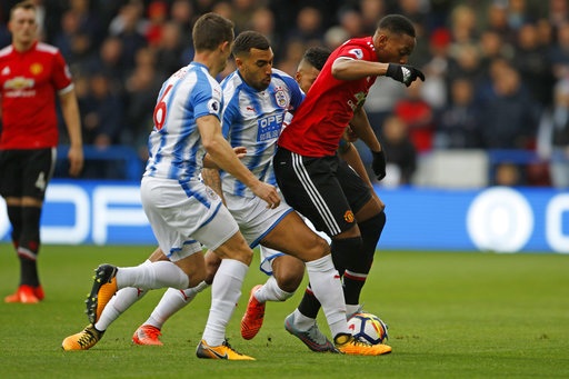 Huddersfield 2-1 Man Utd: Trái đắng cho Mourinho - 4
Martial (phải) đi bóng trước sự áp sát của cầu thủ đối phương