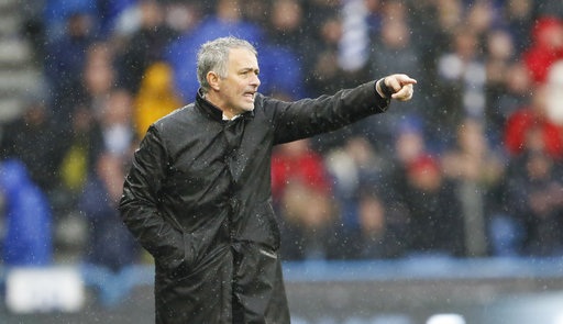 Huddersfield 2-1 Man Utd: Trái đắng cho Mourinho - 1
Mourinho hò hét chỉ đạo học trò thi đấu