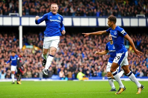 Everton 2-5 Arsenal: Bảy bàn thắng, một thẻ đỏ - 4
Rooney (trái) ăn mừng sau khi mở tỉ số trận đấu