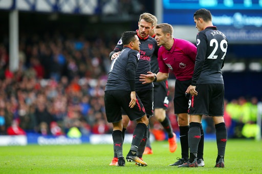 Everton 2-5 Arsenal: Bảy bàn thắng, một thẻ đỏ - 3
Sanchez (trái) phàn nàn với trọng tài Craig Pawson về việc anh bị đối phương phạm lỗi