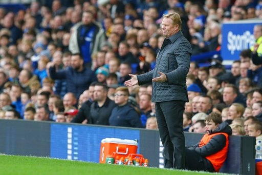 Everton 2-5 Arsenal: Bảy bàn thắng, một thẻ đỏ - 2
Koeman chán nản đứng bên ngoài đường biên chứng kiến học trò dần bị Arsenal cuốn bay
