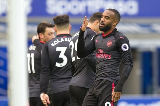 Everton 2-5 Arsenal: Bảy bàn thắng, một thẻ đỏ - 1
Lacazette (phải) ăn mừng sau khi ghi bàn cho Arsenal