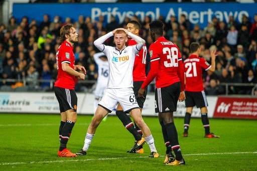 Swansea 0-2 MU: Cú đúp của Lingard - 3
Oliver McBurnie tiếc nuối sau tình huống dứt điểm hỏng về phía cầu môn MU
