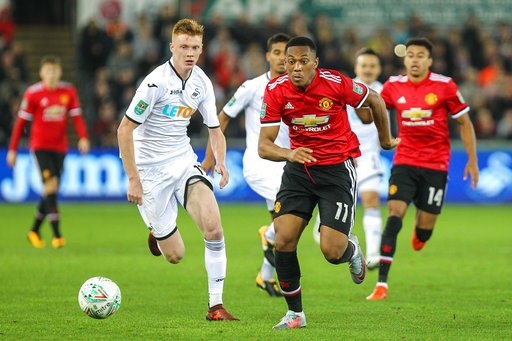 Swansea 0-2 MU: Cú đúp của Lingard - 1
Sam Clucas (trái) đuổi theo Anthony Martial