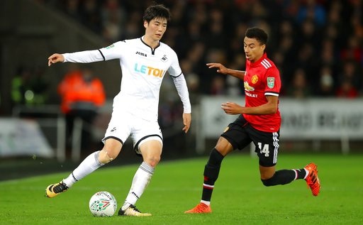
Ki Sung-Yueng (trái) của Swansea thi đấu trong trận gặp MU vào giữa tuần ở League Cup
