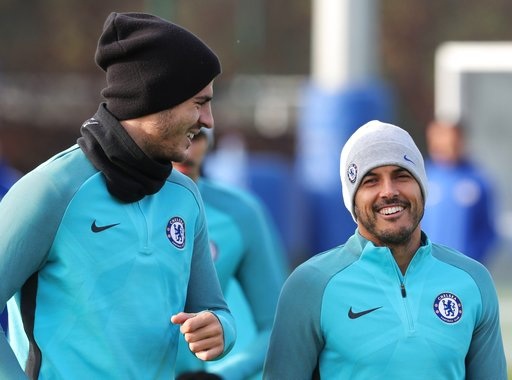 
Morata (trái) và Pedro (phải) trên sân tập của Chelseat tại Cobham trước khi sang Roma
