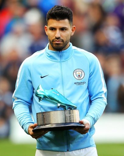 Man City 3-1 Arsenal: Trọng tài "phá" trận đấu - 8
Aguero nhận danh hiệu Chân sút xuất sắc nhất trong lịch sử Man City