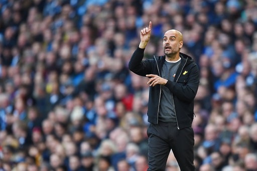 Man City 3-1 Arsenal: Trọng tài "phá" trận đấu - 5
Guardiola chỉ đạo học trò thi đấu trước Arsenal