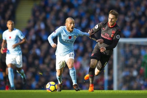 Man City 3-1 Arsenal: Trọng tài "phá" trận đấu - 6
Silva (trái) đi bóng trước sự đeo bám của Kolasinac (phải)