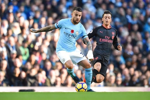 Man City 3-1 Arsenal: Trọng tài "phá" trận đấu - 2
Otamendi (trái) cắt bóng của Ozil (phải)