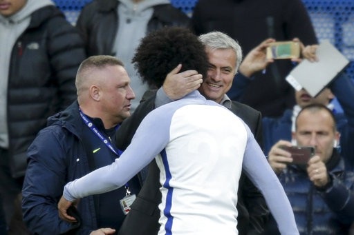Chelsea 1-0 MU: "Trái ngọt" nhờ Morata - 12
Mourinho tươi cười chào hỏi Willian. Tiền vệ người Brazil được Mourinho chèo kéo sang MU Hè vừa qua, nhưng anh đã từ chối