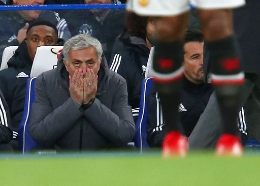 Chelsea 1-0 MU: "Trái ngọt" nhờ Morata - 9
Mourinho ngồi theo dõi trận đấu tại Stamford Bridge
