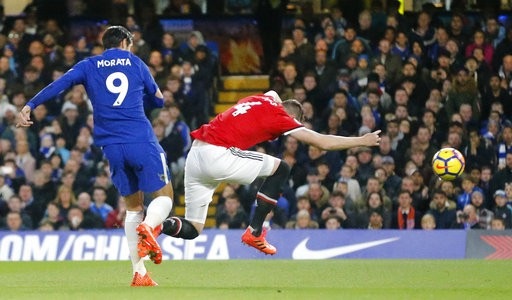 Chelsea 1-0 MU: "Trái ngọt" nhờ Morata - 8
Morata (trái) đẩy Jones (phải) khiến hậu vệ MU đá bóng vào lưới nhà