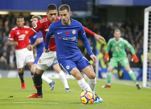 Chelsea 1-0 MU: "Trái ngọt" nhờ Morata - 5
Smalling áp sát khi Hazard có bóng