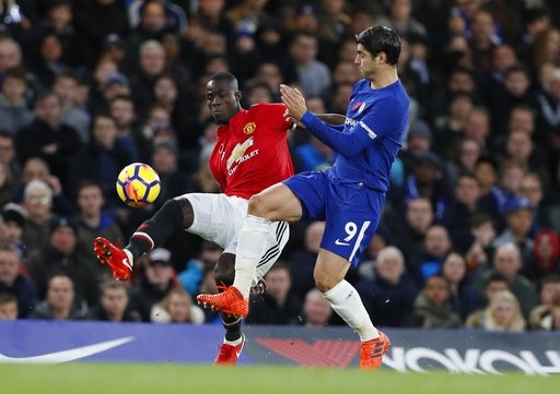 Chelsea 1-0 MU: "Trái ngọt" nhờ Morata - 7
Bailly (trái) phá bóng trước sự áp sát của Morata (phải)
