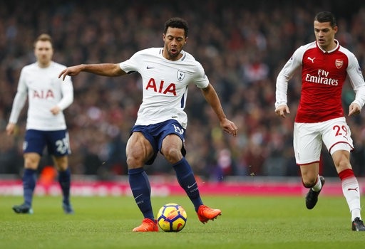 Arsenal 2-0 Tottenham: Chiến thắng xứng đáng - 8
Mousa Dembele (giữa) che chắn trước sự áp sát của Xhaka (phải)