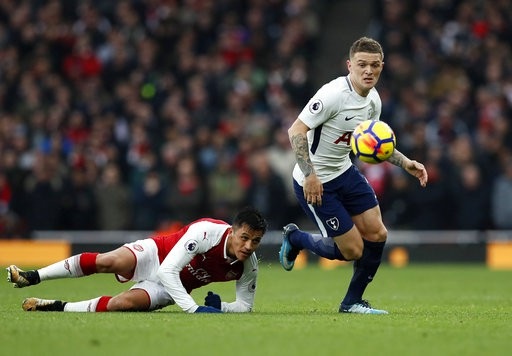 Arsenal 2-0 Tottenham: Chiến thắng xứng đáng - 7
Trippier (phải) cắt bóng của Alexis Sanchez