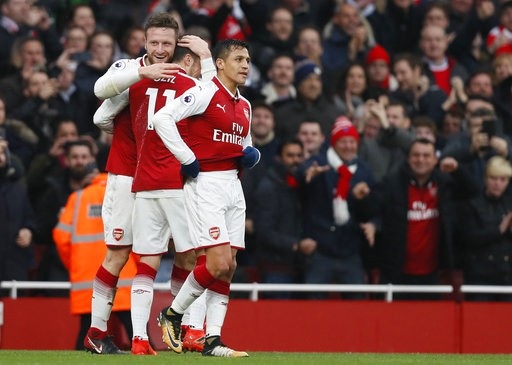 Arsenal 2-0 Tottenham: Chiến thắng xứng đáng - 6
Mustafi (trái) ăn mừng cùng các đồng đội sau khi mở tỉ số