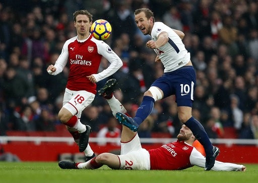 Arsenal 2-0 Tottenham: Chiến thắng xứng đáng - 4
Mustafi (nằm dưới sân) nhận thẻ vàng sau tình huống vào bóng ngăn cản Kane