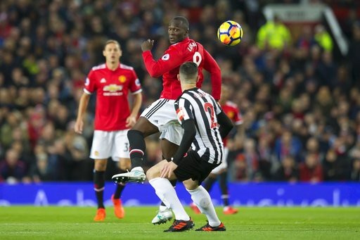 Man Utd 4-1 Newcastle: Đậm dấu ấn của Pogba - 6
Pha dứt điểm nỗ lực của Lukaku