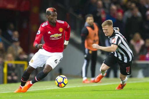 Man Utd 4-1 Newcastle: Đậm dấu ấn của Pogba - 5
Pogba (trái) đi bóng trước sự truy cản của Ritchie (phải)