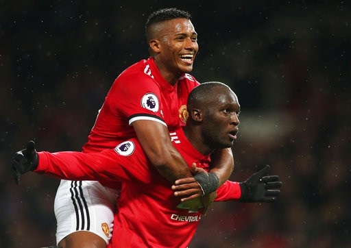 Man Utd 4-1 Newcastle: Đậm dấu ấn của Pogba - 2
Valencia (trái) chia vui với Lukaku (phải) sau khi tiền đạo người Bỉ ghi bàn