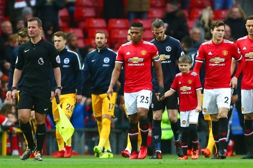 MU 1-0 Brighton: Vận may của Ashley Young - 8
Cầu thủ hai đội ra sân chuẩn bị cho trận đấu thuộc vòng 13 Premier League