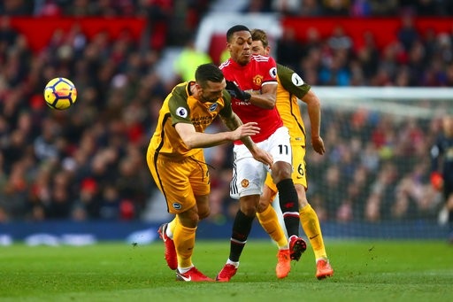 MU 1-0 Brighton: Vận may của Ashley Young - 6
Martial (giữa) trong vòng vây của hai cầu thủ Brighton