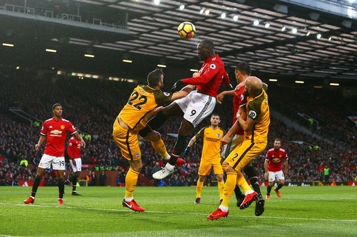MU 1-0 Brighton: Vận may của Ashley Young - 4
Pha dứt điểm bằng đầu của Lukakua (thứ ba từ trái sang)
