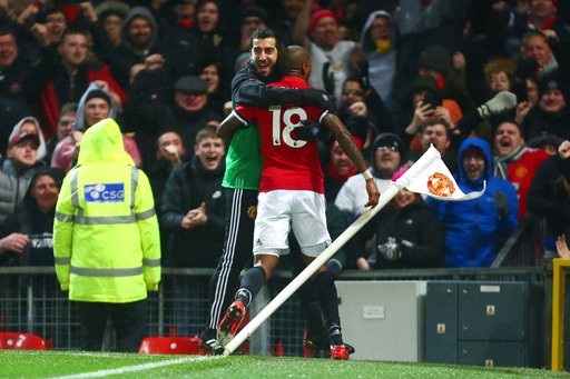 MU 1-0 Brighton: Vận may của Ashley Young - 2
Young ăn mừng bàn thắng ở góc sân với Mkhitaryan