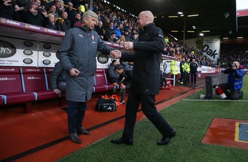 Burnley 0-1 Arsenal: Quả phạt đền oan nghiệt - 8
Hai huấn luyện viên bắt tay vui vẻ trước trận đấu