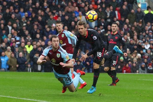 Burnley 0-1 Arsenal: Quả phạt đền oan nghiệt - 7
Barnes (trái) tranh bóng với Monreal (phải)