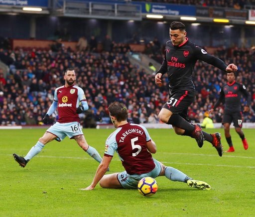 Burnley 0-1 Arsenal: Quả phạt đền oan nghiệt - 4
Tarkowski cố gắng ngăn cản pha đi bóng của Kolasinac