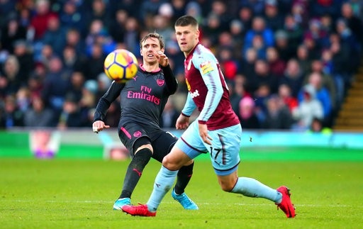 Burnley 0-1 Arsenal: Quả phạt đền oan nghiệt - 1
Monreal (trái) tranh bóng với Gudmundsson