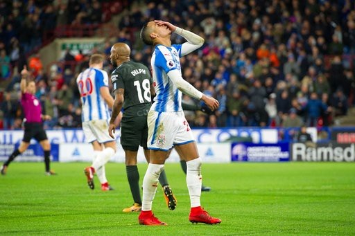 Arsenal trước cơ hội gia cố vị trí thứ tư Premier Leauge - 3
Thomas Ince của Hudersfield ôm mặt sau trận thua đắng trước Man City