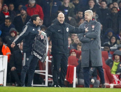 Arsenal kém Man City 15 điểm: "Pháo thủ" sớm tung cờ trắng - 1
Arsenal của Wenger (trái) vừa thua MU vào cuối tuần qua