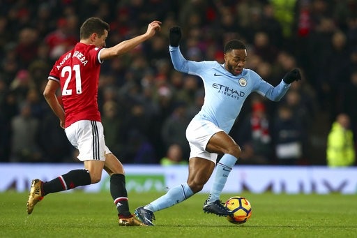 Chấm điểm cầu thủ MU ở trận thua đau trước Man City - 3
Herrera (trái) trong pha bóng áp sát Sterling